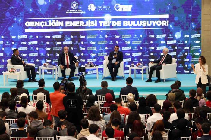 Bakan Dönmez Teı’de Üniversitelilerle Bir Araya Geldi