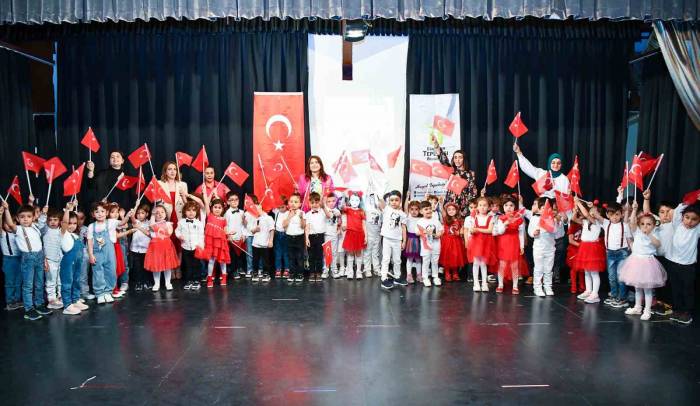 Miniklerin Yılsonu Gösterisi Büyük Beğeni Topladı