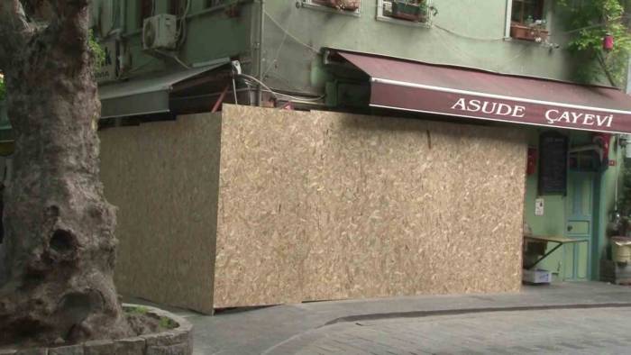 Tesettürlü Kadınları Kovan İşletmenin Tüm İzinleri İptal Edildi