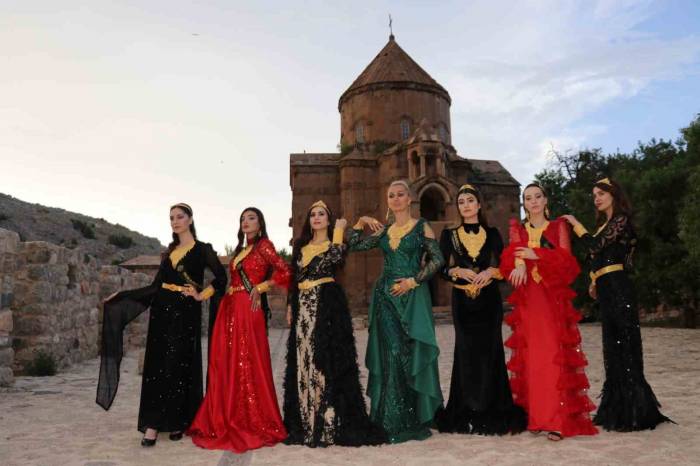 Akdamar Adası’nda Ünlü Mankenlerden Yöresel Kıyafet Defilesi