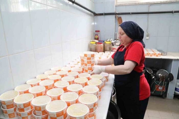 Burhaniye’de İhtiyaçlılara Sıcak Yemek