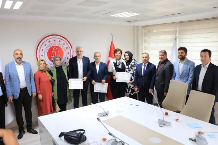 Ak Parti Diyarbakır Milletvekilleri Mazbatalarını Aldı