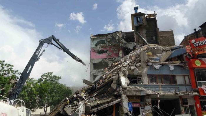 Malatya’da Ağır Hasarlı Binaların Yıkımı Devam Ediyor