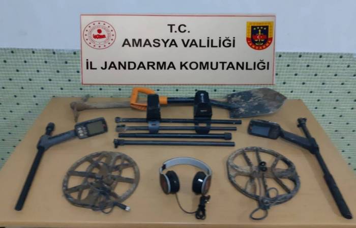 Dağlık Arazide Kaçak Kazı Yaparken Jandarmaya Yakalandılar