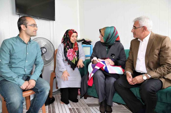 Başkan Güder Bebek Sevinci Yaşayan Depremzede Aileyi Ziyaret Etti