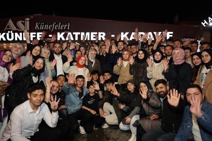 Cumhurbaşkanı Yardımcısı Oktay, Togg İle Gençlerle Kokoreç Yemeye Gitti