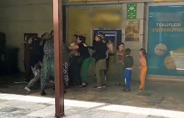 Atm’de Sıra Bekleyen Kadınlar Yumruklu Kavgaya Tutuştu