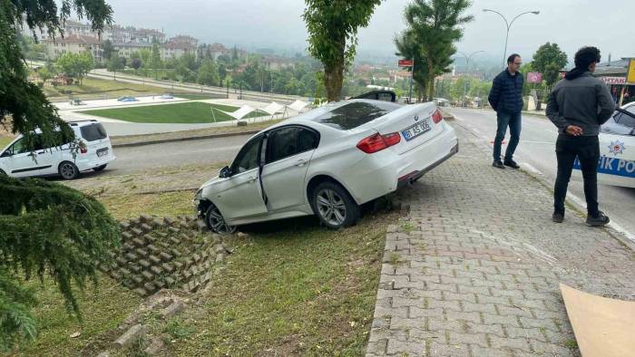 Düzce’de Otomobil Aydınlatma Direğine Çarptı: 2 Yaralı
