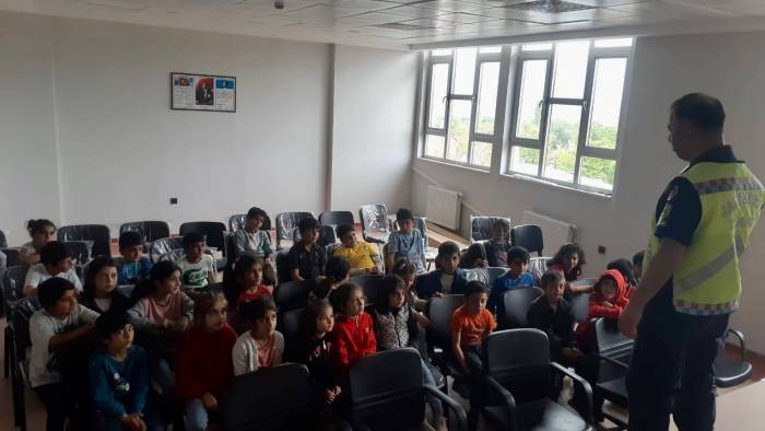 Elazığ’da Jandarma Ekipleri, Öğrencilere Trafik Eğitimi Verdi