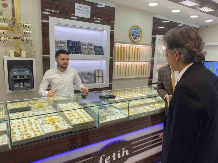 Ak Partili Milletvekili Mustafa Demir, Fatih’te Esnafı Ziyaret Etti