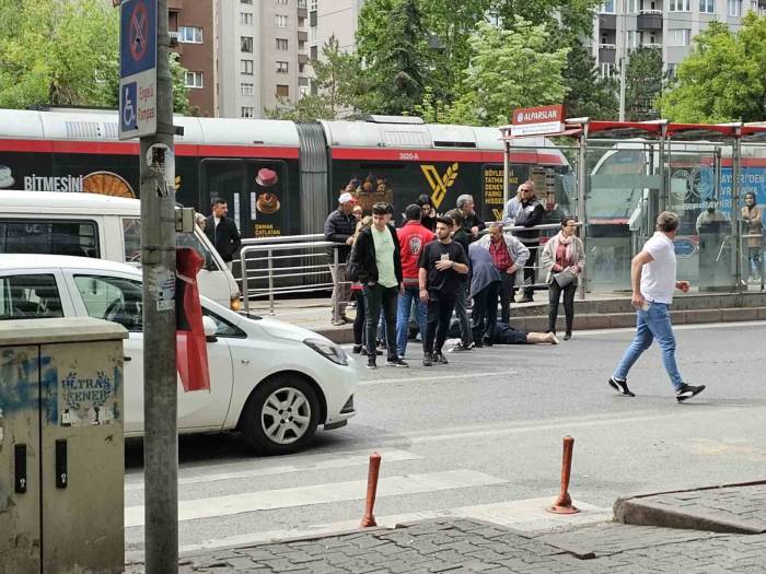 Minibüs Yaşlı Kadına Böyle Çarptı