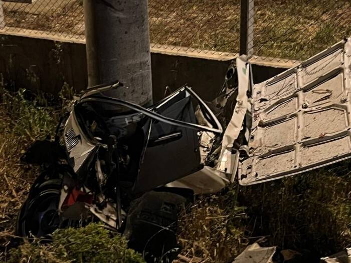 Aydınlatma Direğine Çarpan Araç Metal Yığınına Döndü: 1 Ölü, 1 Yaralı