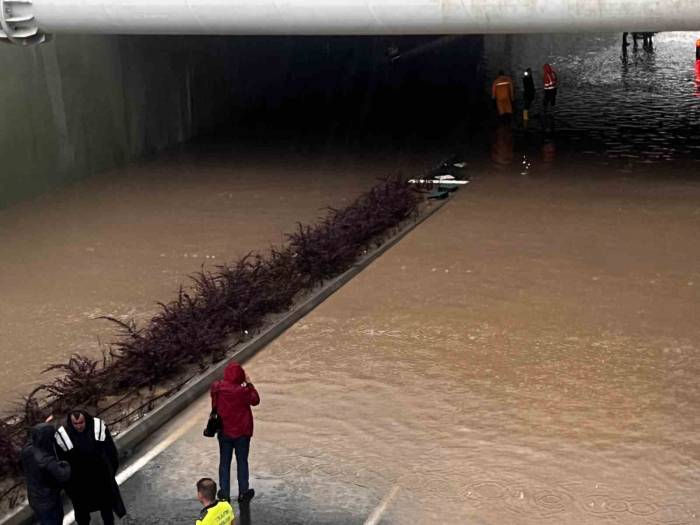 Nevşehir’de Sağanak Yağış Trafiği Olumsuz Etkiledi