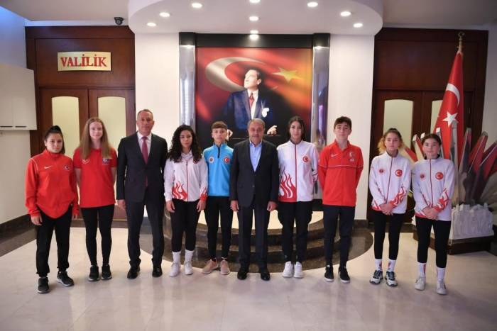 Şampiyon Sporculara Vali Şıldak’tan Başarı Ödülü