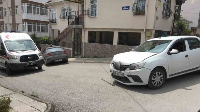Sokak Arasında Otomobiller Çarpıştı: 1 Yaralı