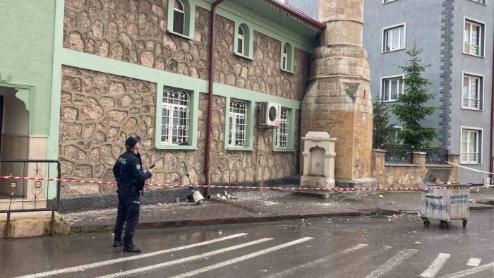Aleme İsabet Eden Yıldırım Cemaati Korkuttu
