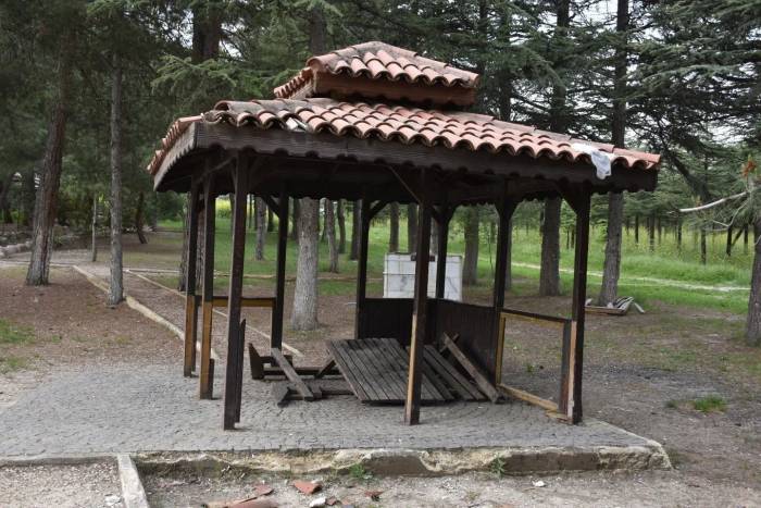 Parklarda Bank Ve Kamelyalara Zarar Verenlere ’lütfen Yeter’ Sitemi