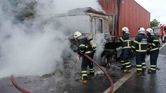 Tem’de Beyaz Eşya Yüklü Tır Alev Alev Yandı: "canımı Zor Kurtardım"