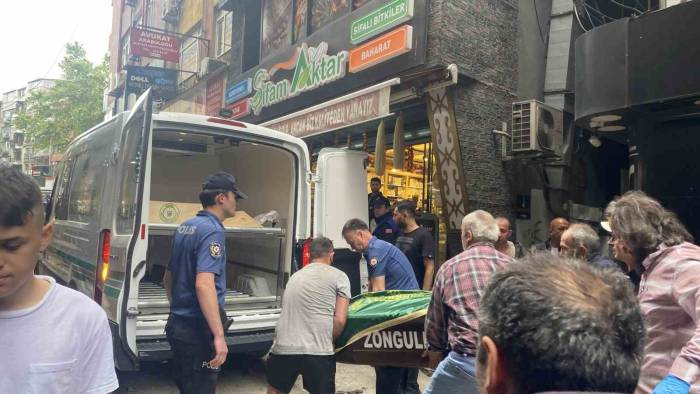 Şakalaşırken Silahıyla Kendini Vuran Şahıs Hayatını Kaybetti