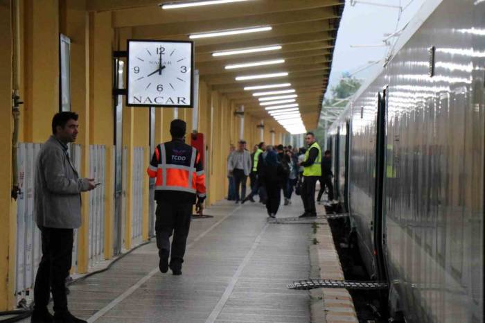 Milli Elektrikli Tren Seferlere Başladı
