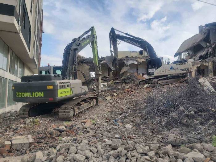 Nurhak’ta Ağır Hasarlı Binaların Yıkımı Devam Ediyor