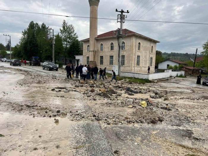 Bozüyük’te Sel Nedeniyle Bazı Evleri Su Bastı, Araziler Zarara Uğradı