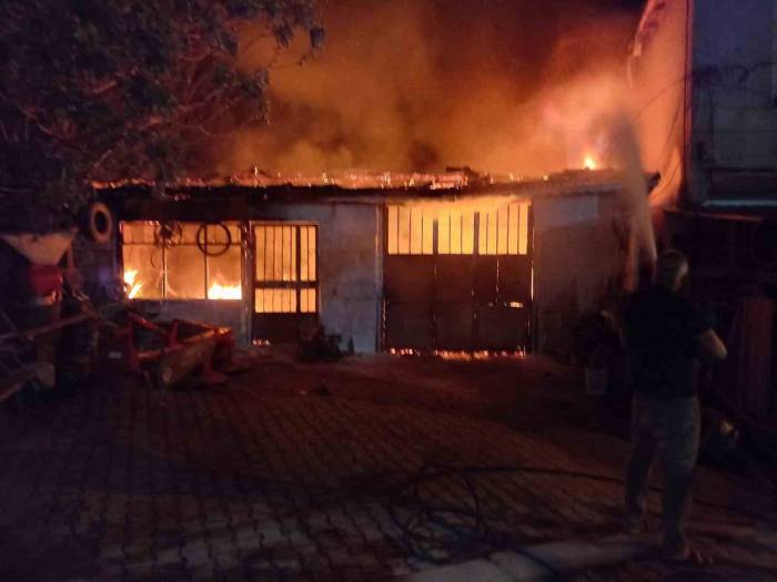 Çatalca’da Tamirhanede Yangın Çıktı, 1 Kişi Yanarak Öldü