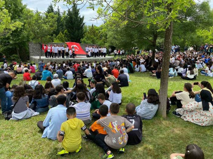 Öğrenciler Lgs Stresini Elazığ Hipodromunda Attı