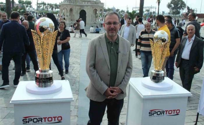 Bakan Kasapoğlu, Şampiyonluk Kupalarının Sergisine Katıldı