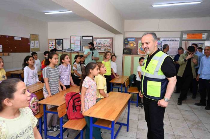Depremzede Çocuklara Bursa Morali