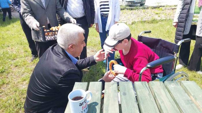 Hisarcıklı Engelli Küçük Mehmet’ten Erdoğan’a Mesaj: ”cumhurbaşkanım Dünyanın Tek Lideri”