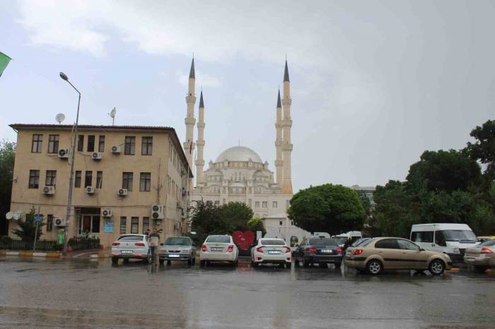 Iğdır’da Yağmur Ve Fırtına Etkili Oluyor