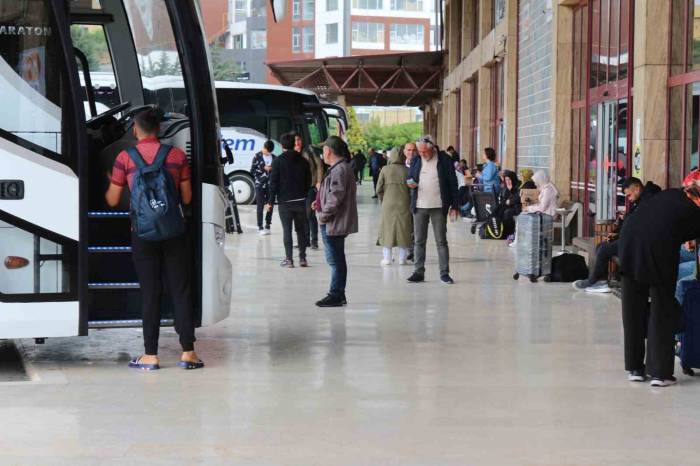 Yüzlerce Depremzede, Vatandaşlık Görevi İçin Memleketlerine Oy Kullanmaya Gitti