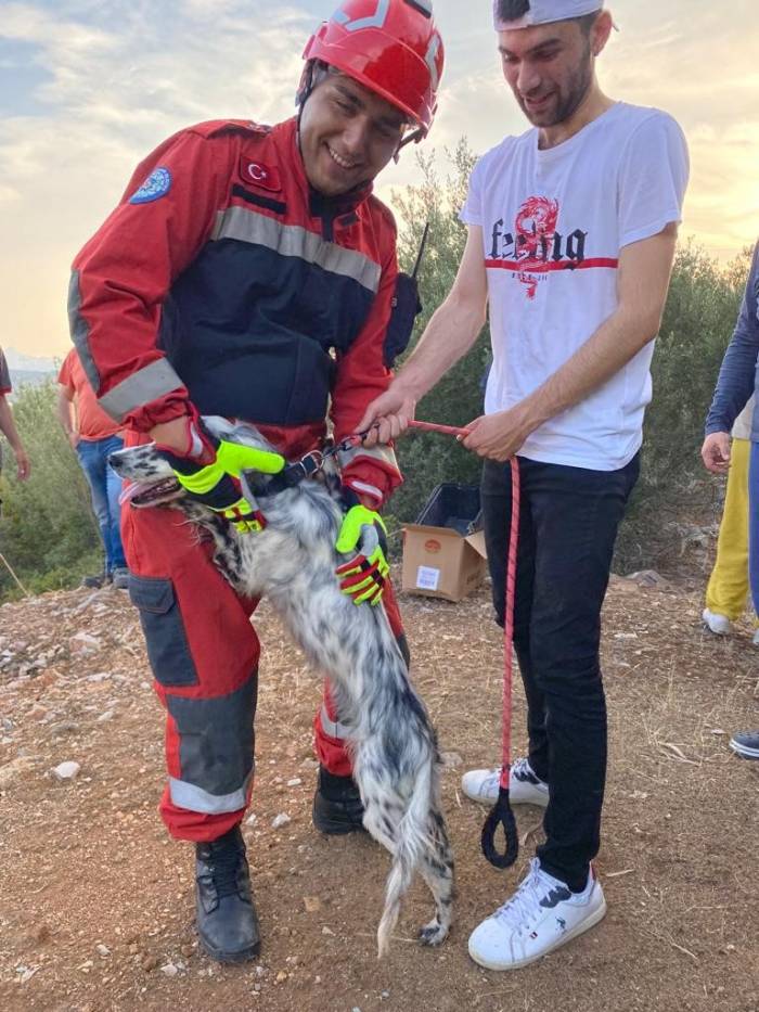 Kendisini Kurtarmaya Gelen İtfaiye Erini Görünce Sevgi Gösterisi Sergiledi