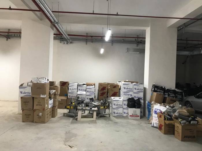 Baba Ve Oğullarına Ait Mekanlarda 7 Milyon Tl’lik Kaçak Tütün Ve Makaron Ele Geçirildi