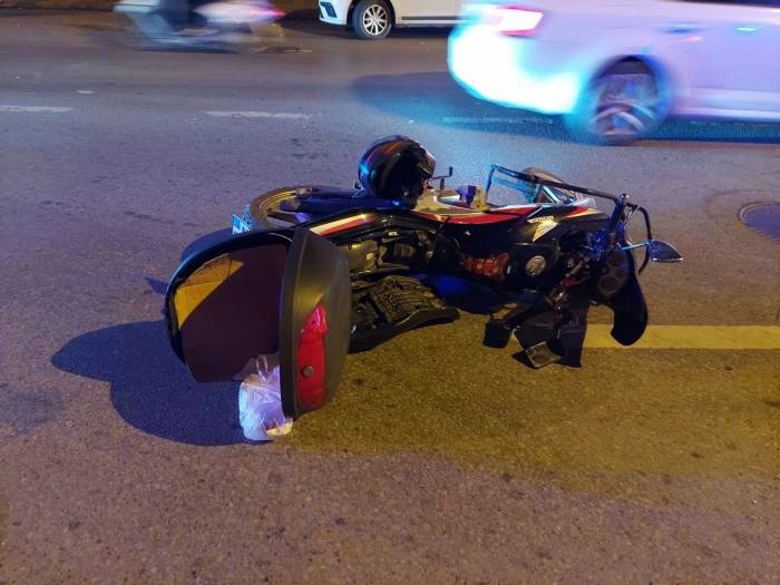 Otomobil Sürücüsü Kuryeye Çarpıp Kaçtı