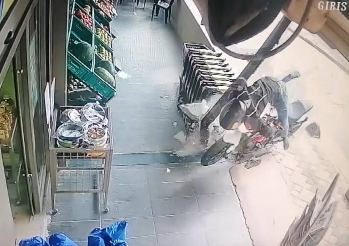 Gebze’de Motosiklet Alışveriş Merkezine Daldı
