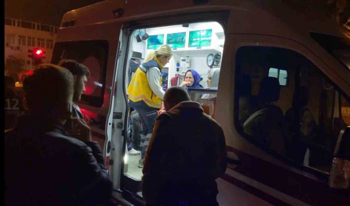 Trafik Işıklarında Kaza: 4 Yaralı
