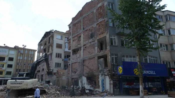 Malatya’da Ağır Hasarlı Binaların Yıkımı Sürüyor