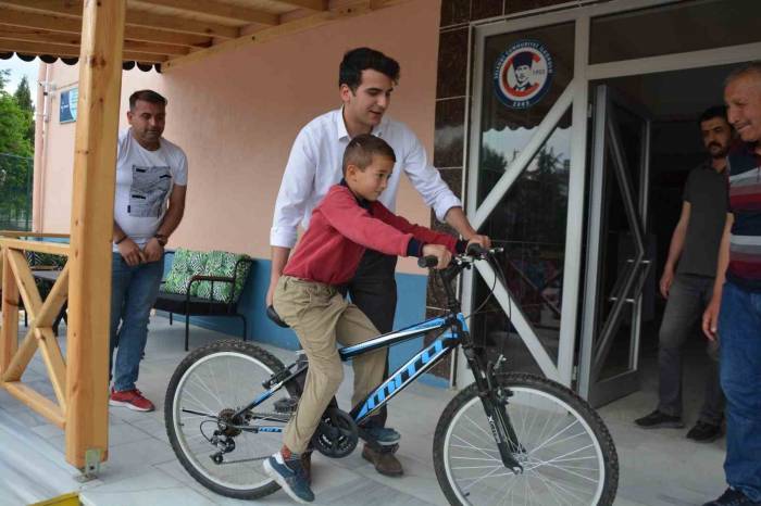 Selendi’de En Çok Kitap Okuyan Öğrenci Bisiklet İle Ödüllendirildi