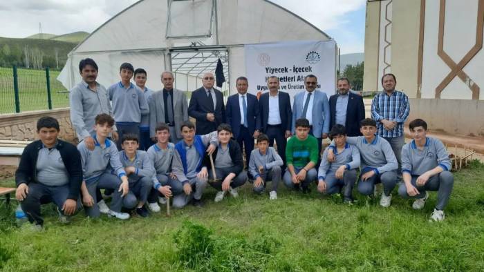 Mesleki Ve Teknik Anadolu Lisesi Serası Üretime Başlıyor