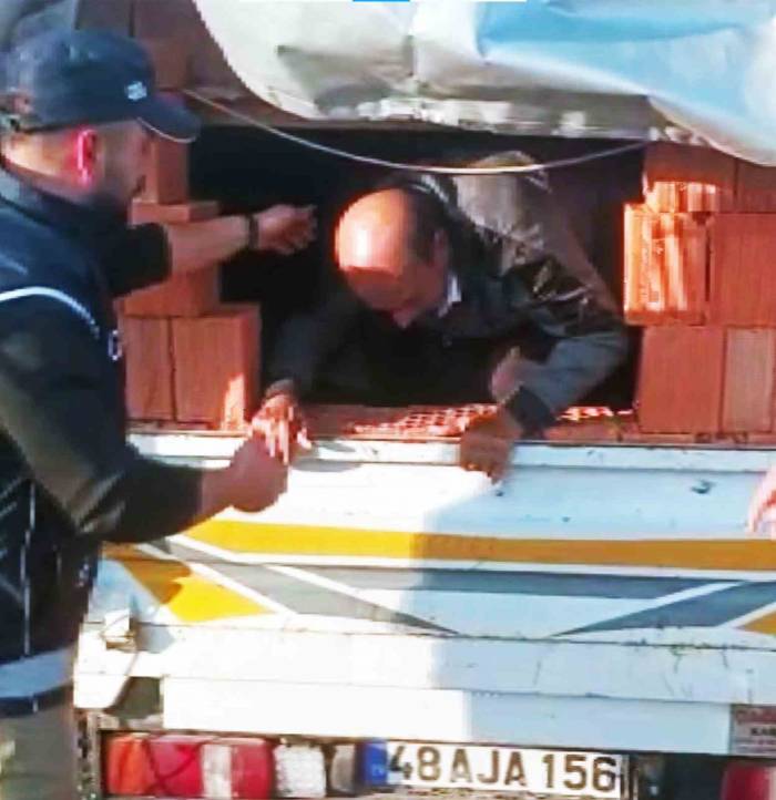 Kamyon Kasasında Tuğla Kamuflajlı Göçmen Kaçakçılığı