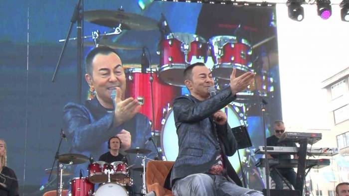 Ünlü Müzisyen Serdar Ortaç Ümraniye’de Sahne Aldı