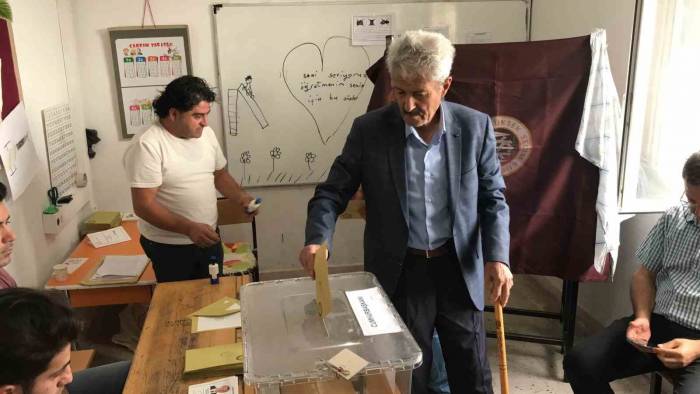 Batman’da 80 Yaşındaki Vatandaş, ’ülke Bekası’ Deyip Sandık Başına Gitti