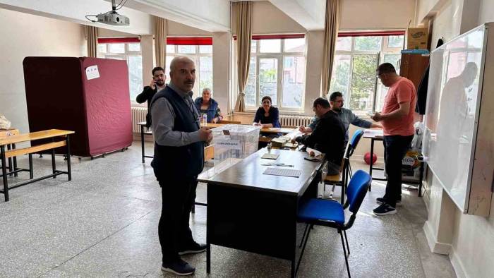 Afyonkarahisar’da Oy Verme İle Sorunsuz Bir Şekilde Başladı
