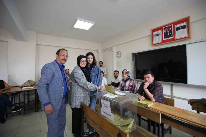 Genel Başkan Yardımcıları Oylarını Kullandı