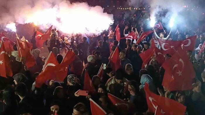 Balıkesir Ve İlçelerinde Kutlamalar Başladı