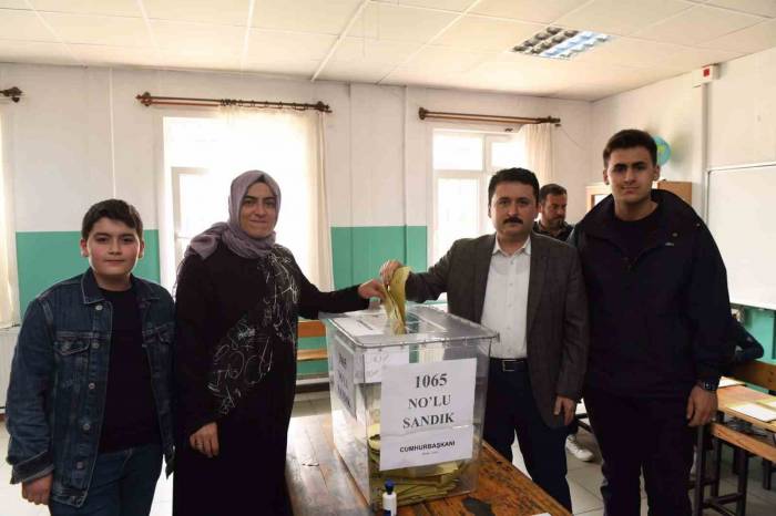 Belediye Başkanları Oylarını Kullandı