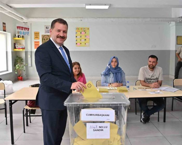 Başkan Yılmaz, Oyunu Ailesi İle Birlikte Kullandı