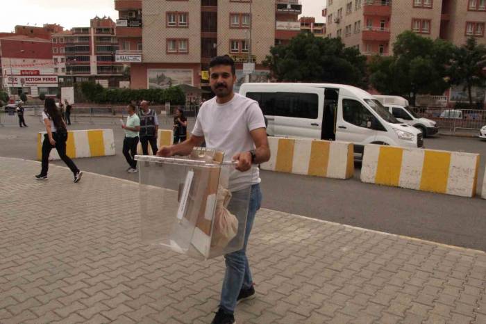 Batman’da Sayılan Oylar Seçim Kuruluna Getiriliyor